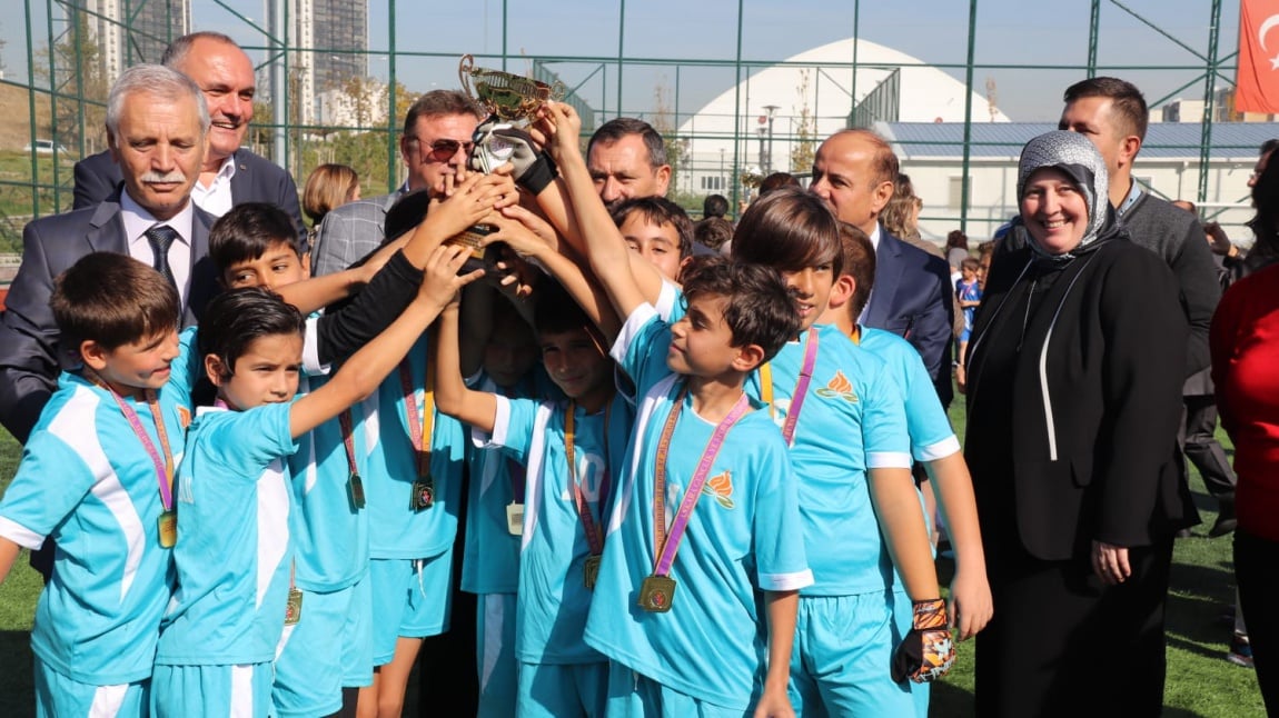İlçe Futbol Turnuvasında Okulumuz İlçe Şampiyonu Olmuştur 